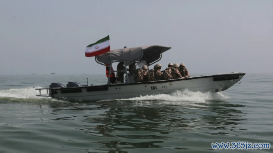 伊朗霍尔木兹甘省，2026 年 2 月 19 日：伊朗与俄罗斯海军部队当日在霍尔木兹海峡附近的阿巴斯港举行联合军演，模拟解救被劫持船只。